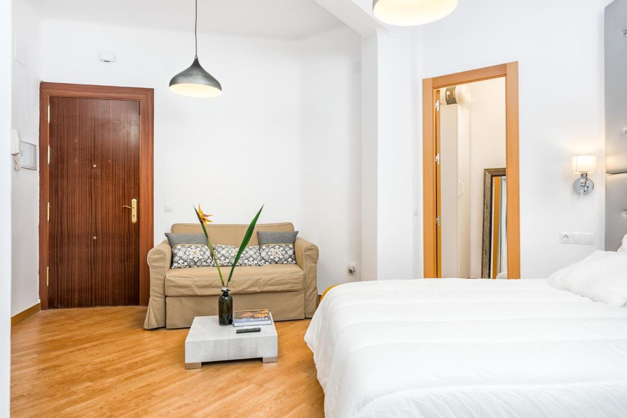 Apartamentos Bolsa Larios Малага Экстерьер фото